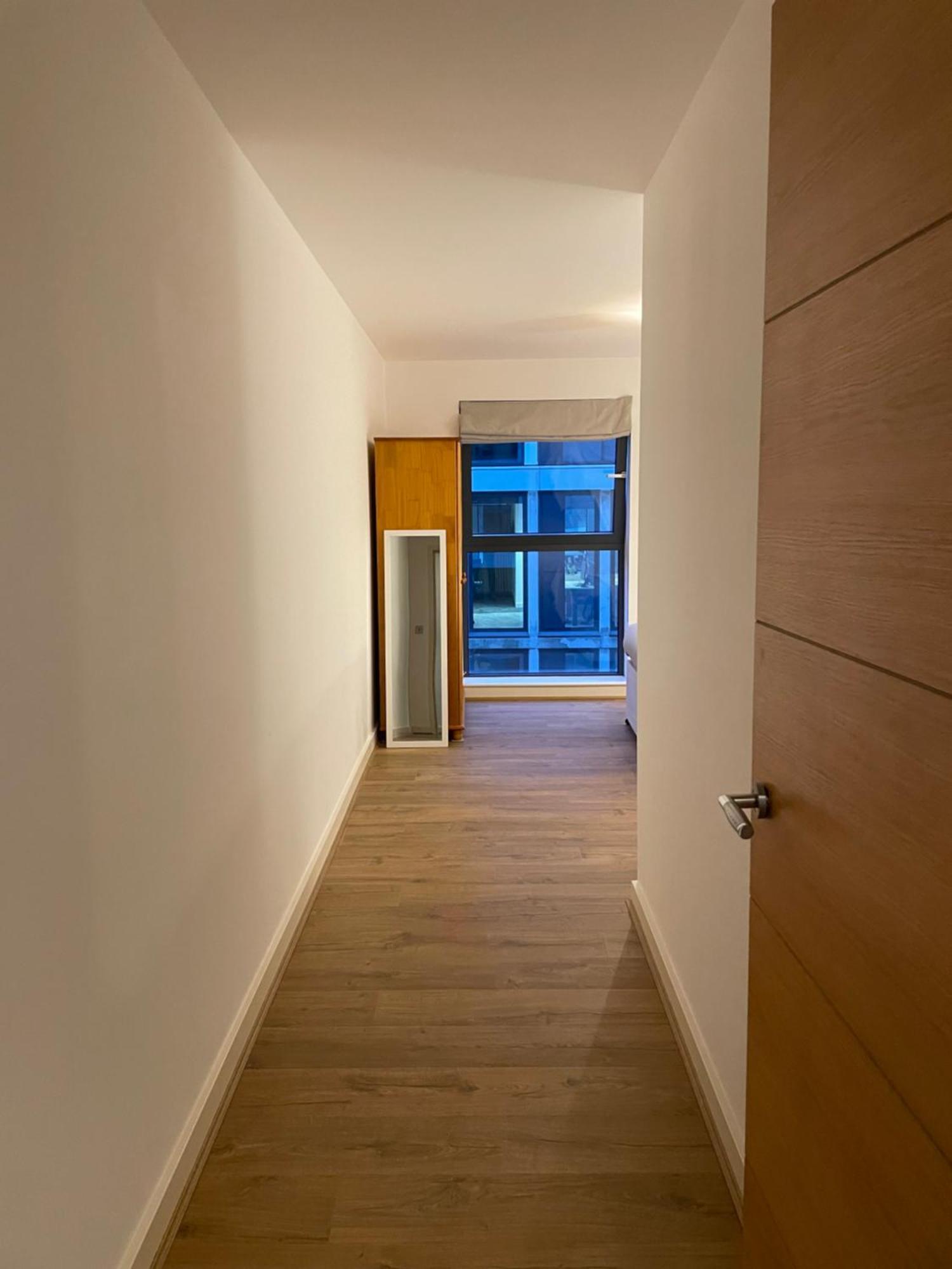 2 Bed, 2 Bath Apartment In Guildford Town Centre With Parking! Exterior foto