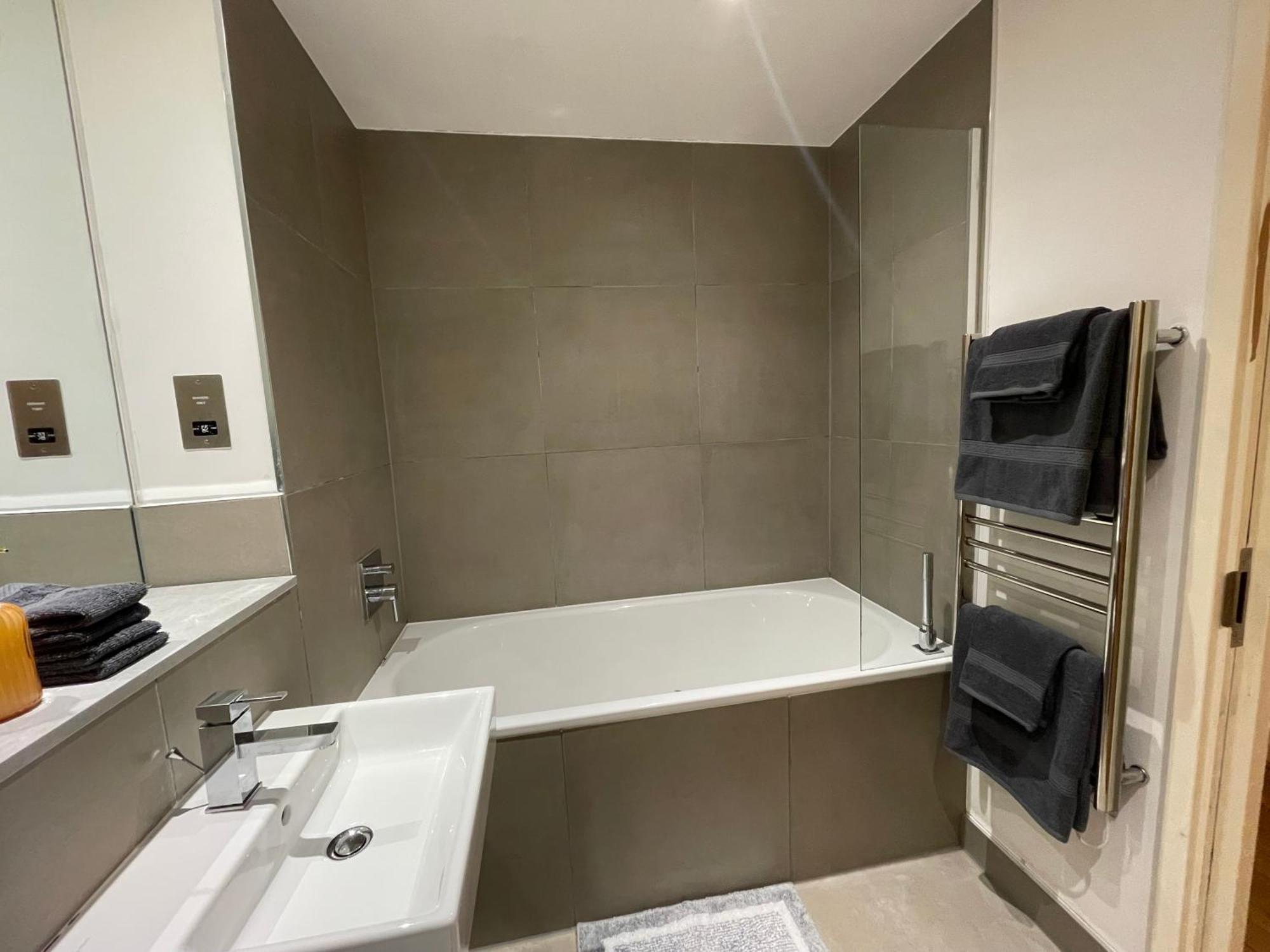 2 Bed, 2 Bath Apartment In Guildford Town Centre With Parking! Exterior foto