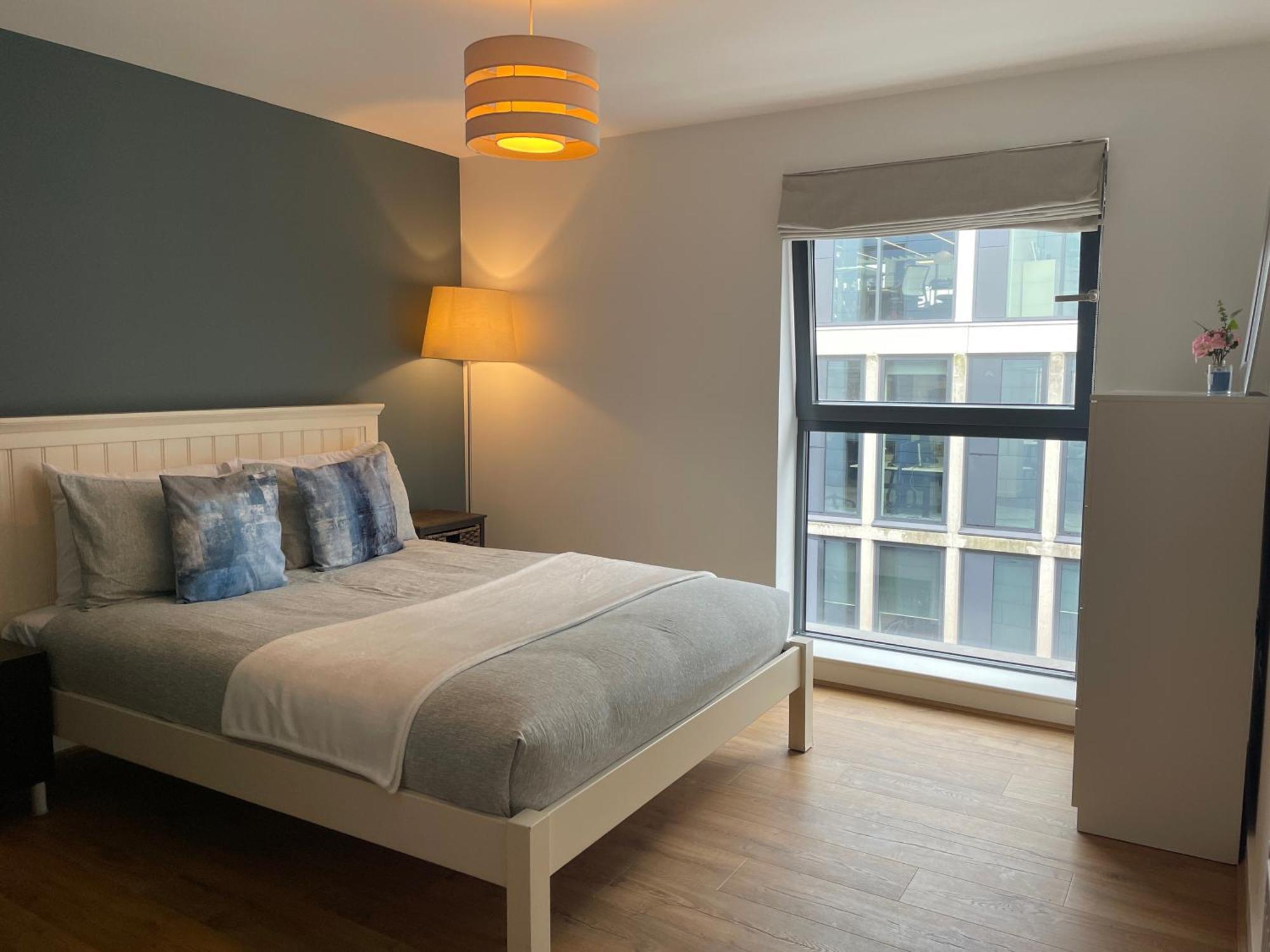 2 Bed, 2 Bath Apartment In Guildford Town Centre With Parking! Exterior foto