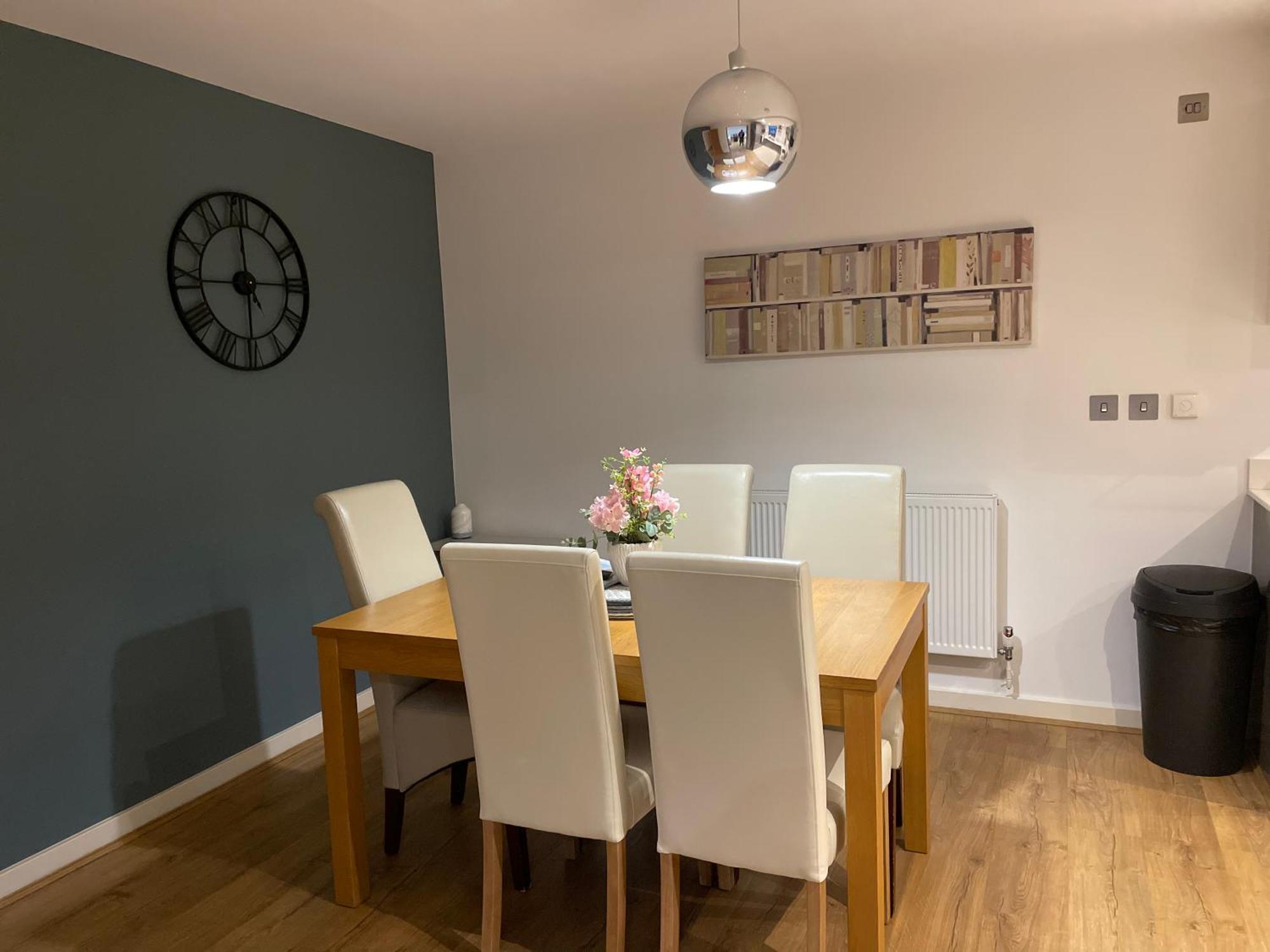 2 Bed, 2 Bath Apartment In Guildford Town Centre With Parking! Exterior foto