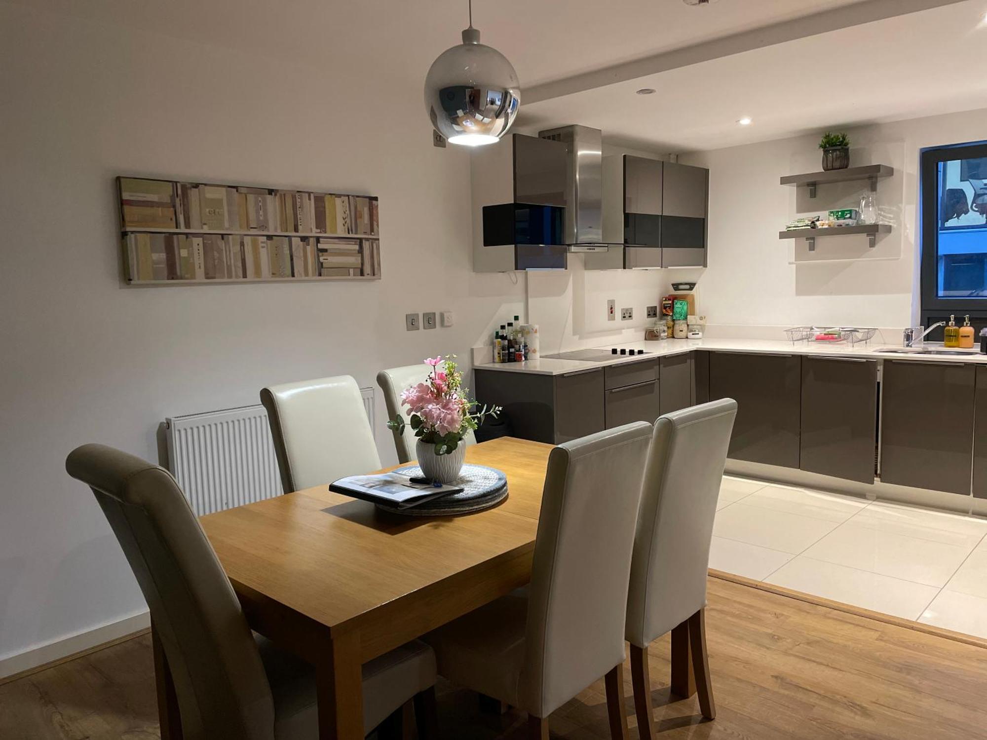 2 Bed, 2 Bath Apartment In Guildford Town Centre With Parking! Exterior foto
