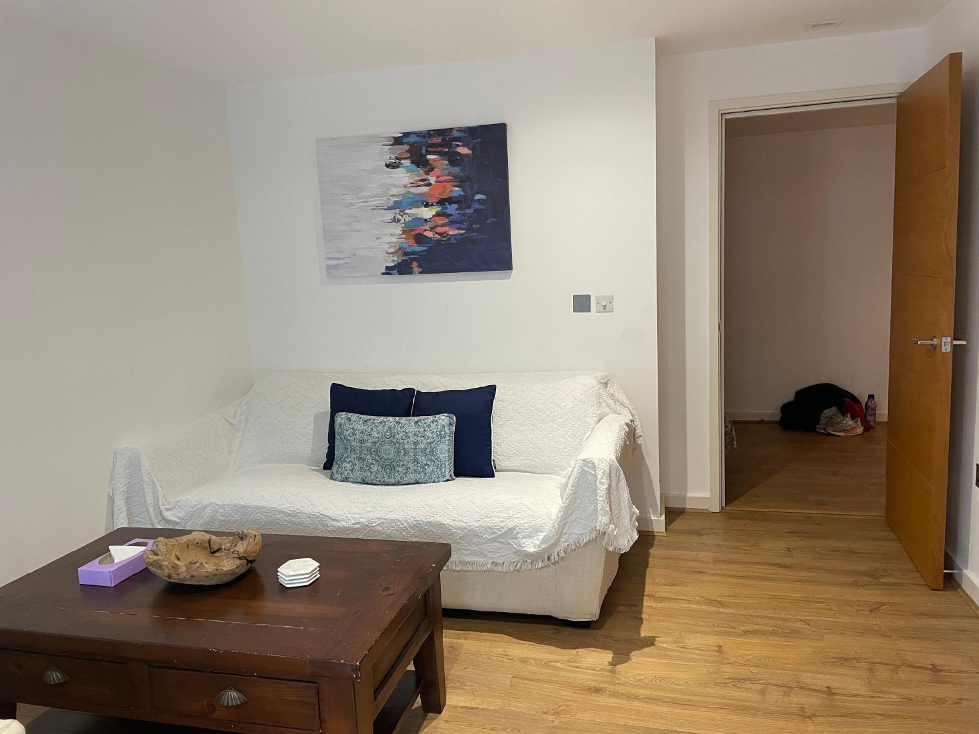 2 Bed, 2 Bath Apartment In Guildford Town Centre With Parking! Exterior foto